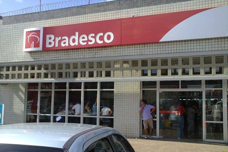 Bradesco é condenado a pagar danos morais por cobrar tarifas em conta